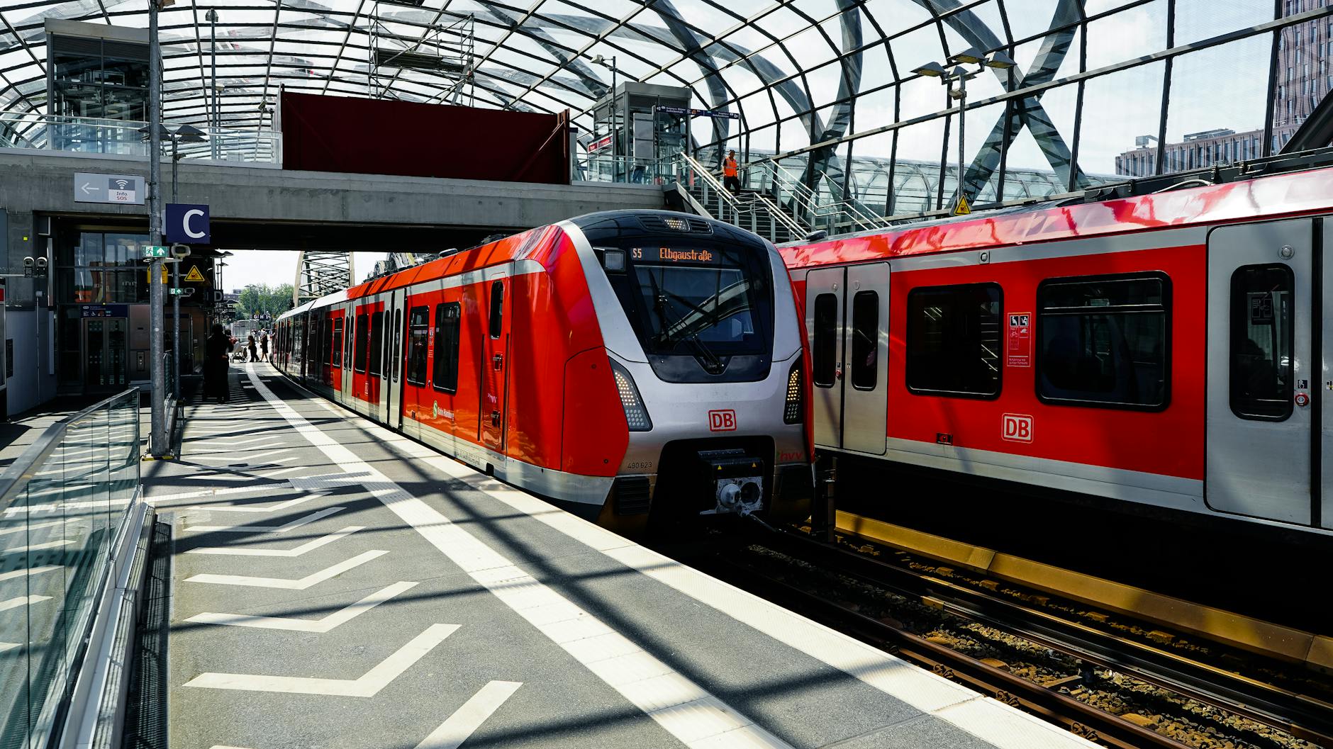 modern train at elbbrucken station in hamburg